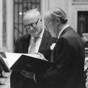 Prins Bernhard reikt Erasmusprijs uit aan Alexander King.*26 november 1987
